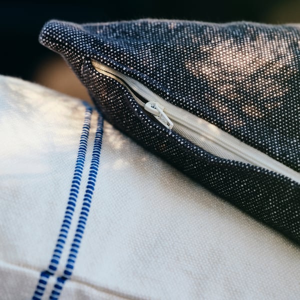 SOLUPPGÅNG Funda de cojín, negro/beige, 50x50 cm