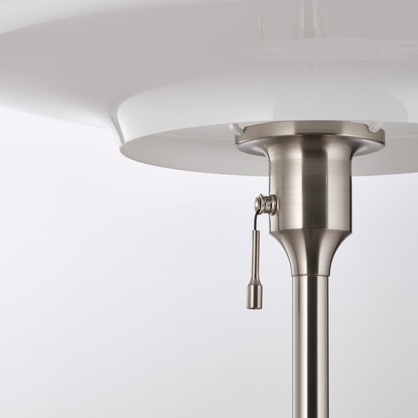 TÄLLBYN Lámpara de pie, niquelado/blanco vidrio, 135 cm