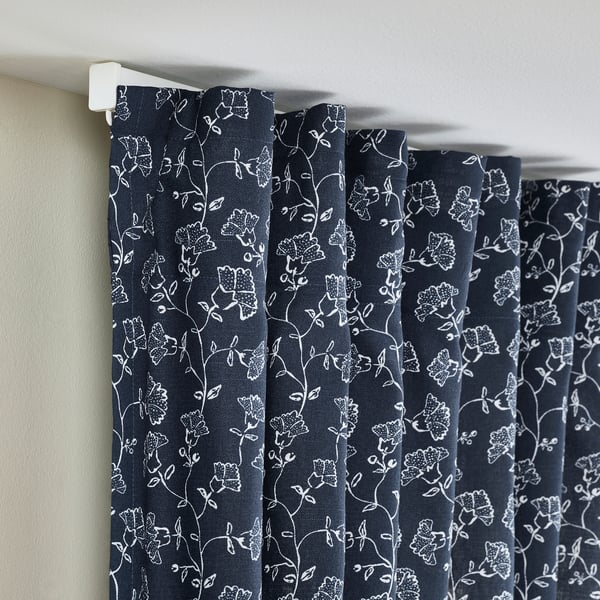 TRYSTÄVMAL Cortina, 1 par, azul oscuro/blanco/flores con cinta de fruncir, 145x250 cm