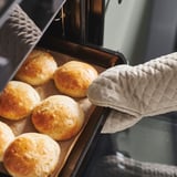 VÄLVÅRDAD Guante de cocina, beige