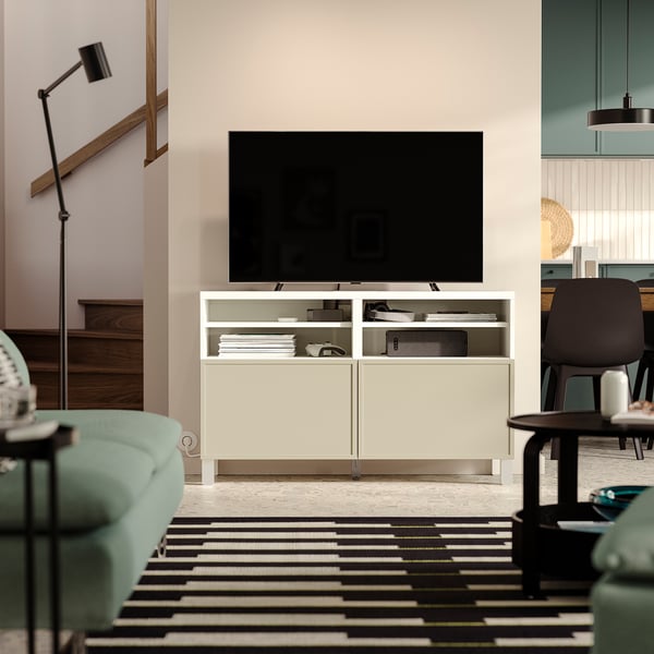 BESTÅ Mueble TV con puertas, blanco/Krukmakare beige, 120x42x74 cm