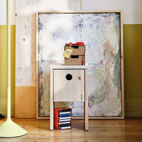IKEA PS 2026 Mesita de noche, pino con puerta abatible, 30x30x50 cm