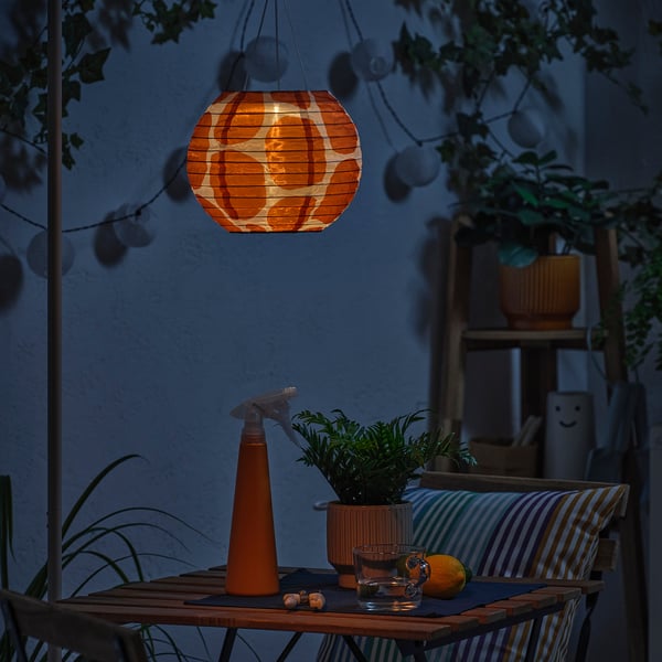 SOLVINDEN Lámpara colgante, de pepas/energía solar naranja, 22 cm