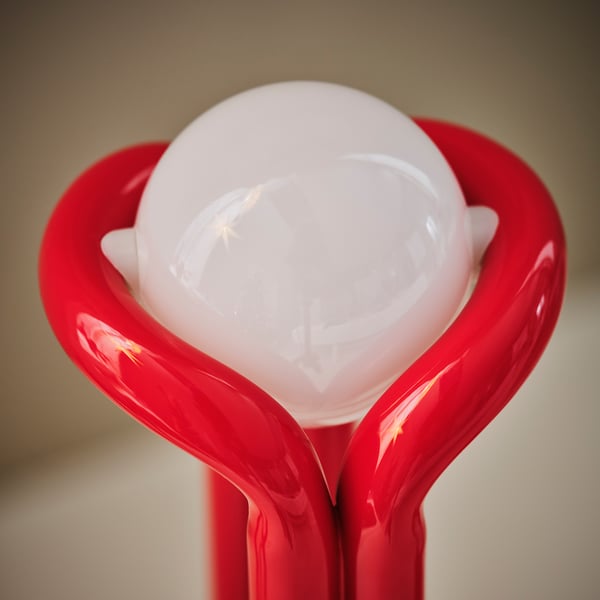 STRÅLA Candelabro LED, metal rojo