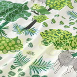 Svěží předem nařezaná látka s detailní lesní scénou se zelenými stromy, listím a losem, ideální pro tvoření, šití a domácí dekorace.