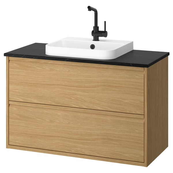 Elegantní dubové koupelnové umyvadlo s černou deskou, bílým umyvadlem a matnou černou baterií. Nástěnný s minimalistickým designem, dvě zásuvky.