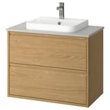 Moderní dubové koupelnové umyvadlo s bílým umyvadlem, chromovou baterií, nástěnnou, minimalistickým stylem.