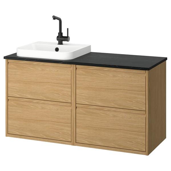 Koupelnová sada ÄNGSJÖN: dubové zásuvky, černá deska, bílé umyvadlo, matná černá baterie. Moderní minimalistický design.