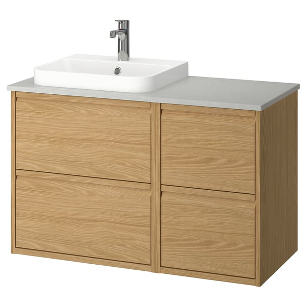 Moderní dubové koupelnové umyvadlo se světle šedou pracovní deskou, obdélníkovým umyvadlem a čtyřmi zásuvkami. Minimalistický design s integrovanými madly.