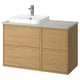 Moderní dubové koupelnové umyvadlo se světle šedou pracovní deskou, obdélníkovým umyvadlem a čtyřmi zásuvkami. Minimalistický design s integrovanými madly.