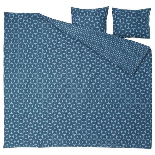 Modrá vzorovaná souprava přikrývek s polštáři, geometrický design, tmavé a světlé odstíny.