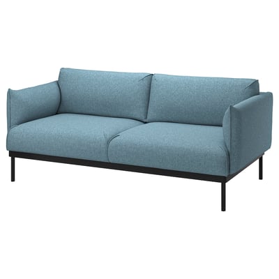 Moderní světle modrá pohovka s elegantními kovovými nohami, hranatými polštáři a stylovým designem.