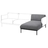 Moderní šedá pohovka, minimalistický design s tenkými černými nohami, lenoška směřující doleva.