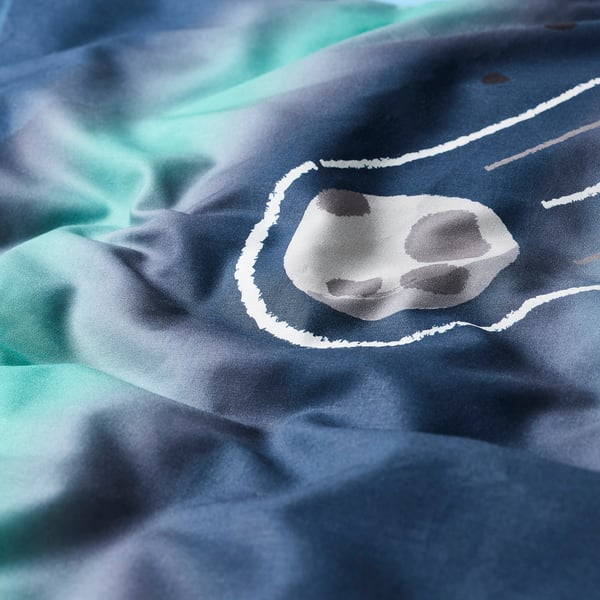 Detail měkké, hershey přikrývky s barevným, abstraktním mimozemským potiskem.