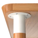 Detailní záběr na robustní, ekologický spoj nohou stolu pomocí šroubů.