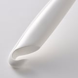 Detailní záběr na moderní, elegantní rukojeť škrabky vyrobenou z lesklého, hladkého plastu, navrženou pro snadné uchopení a použití.