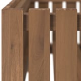 Detailní záběr dřevěných lamel na robustním truhlíku s rostlinami, který ukazuje přirozenou kresbu a povrchovou úpravu.