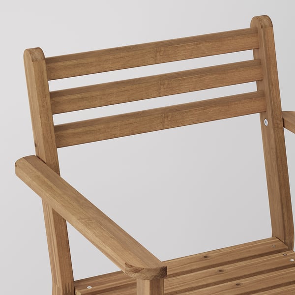 Dřevěný detail opěradla židle s lamelovým designem, vyrobený z odolného akáciového dřeva.