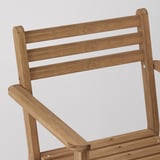 Dřevěný detail opěradla židle s lamelovým designem, vyrobený z odolného akáciového dřeva.