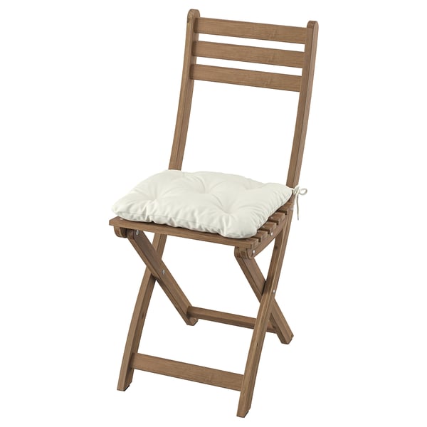 Dřevěná hnědá skládací židle s bílým polštářem, rustikální design.