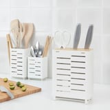 AVSTEG bílý stojan na nádobí, držící nože, nůžky a lžíce. Elegantní, moderní design, vhodný do malých prostor, s odkapávací vanou uvnitř.