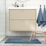 Podložka BACKMÅRA: modrá, měkká, recyklovaný polyester, obdélníková, útulný design. Velká, vejde se pod skříňku, vedle stoličky.
