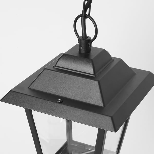 Černá závěsná lampa s robustní kovovou konstrukcí a průhledným skleněným stínidlem. Detailní záběr ukazuje vysoce kvalitní zpracování a odolný design.
