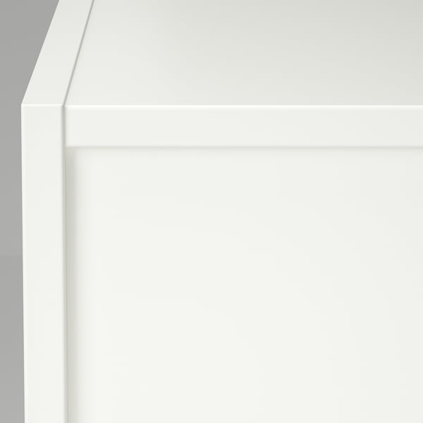 Bílá dvířka skříňky s elegantním designem a hladkým povrchem.