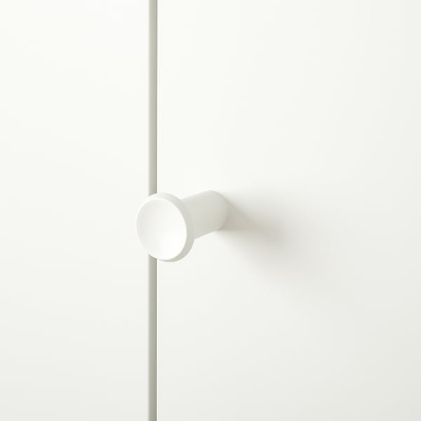 Bílá moderní klika na čistých dveřích, minimalistický design.