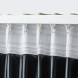 Bílé závěsy se zavěšenými háčky, s texturovanou látkou a podšívkou, navržené pro lehké blokování a snadné přizpůsobení.