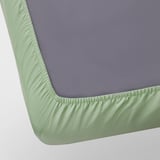 Roh zeleného a šedého přiléhavého prostěradla, hladká látka, elastický okraj pro bezpečné uchycení