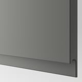 Detailní záběr na moderní, vysoce kvalitní šedý okraj úložné skříňky s elegantním designem a hladkým povrchem.