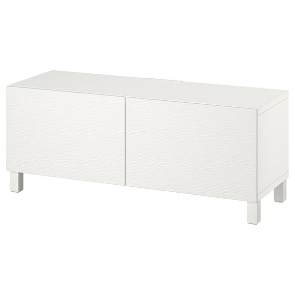 Bílá televizní skříňka BESTÅ, minimalistický design se dvěma dvířky, elegantní kovové nohy.