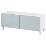 TV stolek BESTÅ v bílé barvě se světle šedými dvířky. Má moderní obdélníkový tvar s čistými liniemi a elegantním designem.