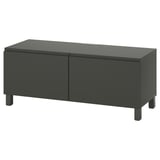 Černá TV stolek IKEA BESTÅ se dvěma dveřmi. Má obdélníkový tvar, s plochou horní částí a rovnými nohavicemi, s moderním designem.