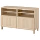 Světlý dřevěný TV stolek, BESTÅ, světle blond, obdélníkový, čtyři skříňky, dvě otevřené police, minimalistický design, robustní nohy.