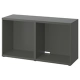 TV stolek IKEA BESTÅ v tmavě šedé barvě. Je obdélníkový, měří 50x120 cm, s otevřeným prostorem a nastavitelnými nožičkami pro stabilitu.