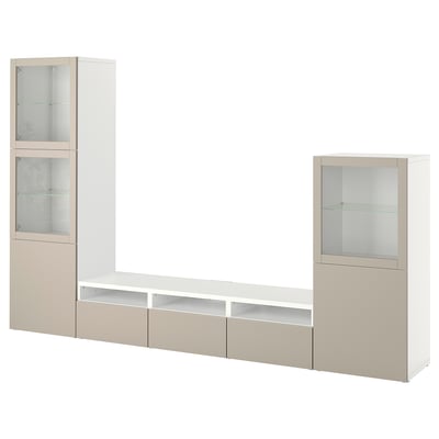 TV stolek BESTÅ v béžové a bílé barvě. Moderní design se zásuvkami, policemi a skleněnými dvířky pro ukládání.