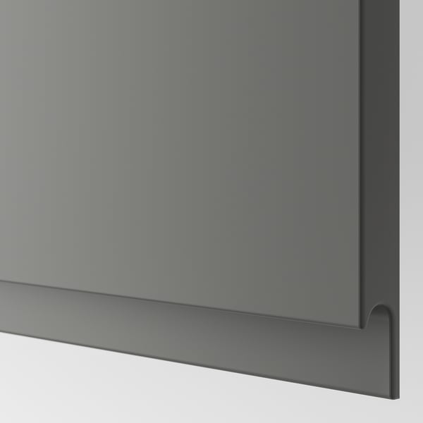 Detailní záběr na elegantní, moderní šedou televizní skříňku; Hladký povrch a čistý design podtrhují kvalitu a funkčnost.