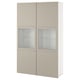 Úložná skříňka ikea BESTÅ v béžové barvě se skleněnými dvířky. Jedná se o elegantní obdélníkový design se čtyřmi přihrádkami pro ukládání a vystavení.