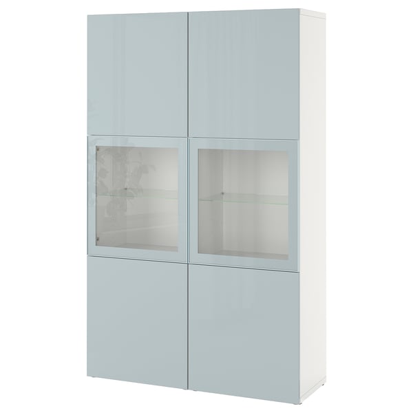 Světle modrý úložný díl BESTÅ se skleněnými dvířky. Má obdélníkový tvar a elegantní design, který kombinuje úložný prostor a vystavení.