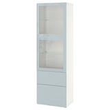 BESTÅ bílá skříňka: vysoký úložný prostor se skleněnými dvířky, stříbrné úchytky zásuvek. Moderní a všestranný design.