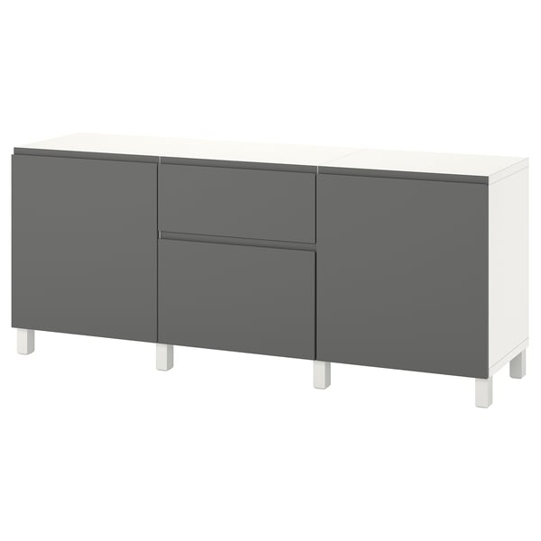 Příborník IKEA BESTÅ v bílé a tmavě šedé barvě se čtyřmi dvířky a dvěma zásuvkami.