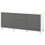 Příborník IKEA BESTÅ v bílé a tmavě šedé barvě se čtyřmi dvířky a dvěma zásuvkami.