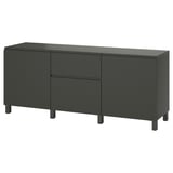Tmavě šedý úložný díl BESTÅ se třemi dvířky a dvěma zásuvkami. Kombinuje elegantní, moderní design s praktickými úložnými řešeními.