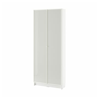 Bílá knihovna BILLY s dvířky z matného skla, elegantní moderní design.