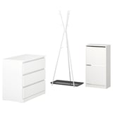 Třídílná bílá nábytková sestava: komoda, botník a stojan na klobouky, moderní minimalistický design.