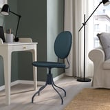 Domácí kancelář s křeslem BJÖRKBERGET v modré barvě. Malý, elegantní design vedle bílého stolu a křesla.