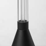 Moderní stojací lampa s elegantním, černým matným tělem a čirým válcovým stínidlem, která se vyznačuje vysoce kvalitním designem.