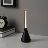 BJÖRKSPIREA stolní lampa, černá s elegantním, kónickým tvarem; Vyzařuje měkké, nastavitelné světlo.